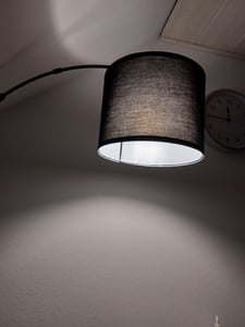 7MAGIC Stehlampe mit E27 9W LED Glühbirne, 3 Farbtemperaturen Dimmbar, Vintage Standleuchte mit 3 Ebenen Holz Regal, Stehleuchte für Innenbeleuchtung Wohnzimmer Schlafzimmer, 160cm schwarz Kunden-Foto 3