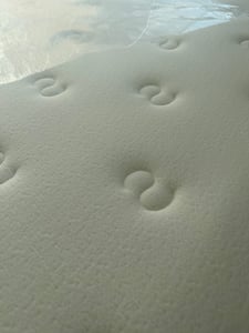 DEWINNER Matratze 160 x 200 cm, Matratze aus Memory-Schaum mit hoher Dichte, mittlere Härte, Dicke 25 cm, hypoallergen, isolierter Schlaf, 7 Zonen Kunden-Foto 8