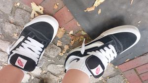 Vans Knu Skool Schwarz/Weiß - Uni Sneaker - VN0009QC6BT Kunden-Foto 2
