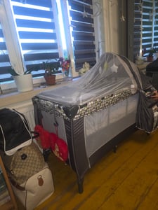 COSTWAY Skládací cestovní postýlka a přebalovací pult a ohrádka 3 v 1 s odnímatelnou a nastavitelnou moskytiérou, včetně hudebního boxu, hracího oblouku, přebalovací podložky, matrace, organizéru na pleny a přenosné tašky Fotografie od zákazníka č. 1