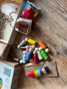 Montessori Steckpuppen mit Hüten aus Holz, klein – Sortierspiel Kunden-Foto 2