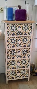 Rebecca Mobili Cassettiera colorata, stampe maioliche, 4 cassetti in legno, bianco blu Foto del cliente 1