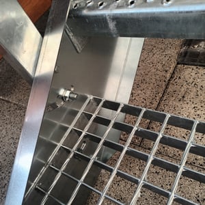 Stahltreppe 4 Stufen-Breite 80cm Variable-Höhe 55-85cm mit einseit. Geländer Kunden-Foto 3