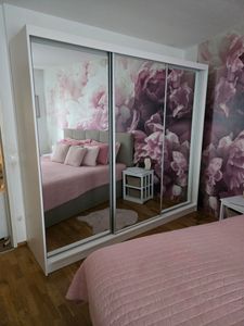 Schwebetürenschrank DEBRA II 240 cm - 3-türig Kleiderschrank, Garderobe, Schrank mit Spiegeln, Kleiderstang & 4 Schubladen, Farbe: Weiß Kunden-Foto 1