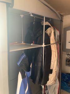 Intirilife Faltschrank 108x45x170 cm in MAUS GRAU - Schrank mit Reißverschluss aus Stoff Kleiderschrank mit Kleiderstange, Seitentasche und Fächern - Camping Garderobe Textil Steckschrank Kunden-Foto 1