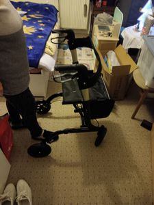Safe Age® Rollator: Leicht und faltbar – mit Sitzfunktion – für drinnen und draußen – inklusive Rückenlehne und Gehstockhalter" Kunden-Foto 3