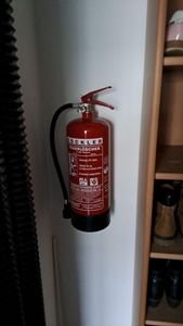 Wandhalterung Halter rot pulverbeschichtet mit 2 Gummiauflagen für Feuerlöscher Schaum Wasser Pulver Fettbrand CO2 , 2 / 3 / 4 / 5 / 6 / 9 / 12 kg/L  Geräte Kunden-Foto 1
