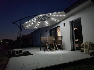 tillvex Alu Ampelschirm Blau LED Solar Ø 300 cm mit Kurbel | Sonnenschirm mit An-/Ausschalter | Gartenschirm UV-Schutz Aluminium | Kurbelschirm mit Ständer Marktschirm wasserdicht Kunden-Foto 4