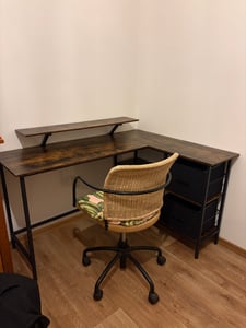 VASAGLE Rohový počítačový stůl se stojanem na monitor, pracovní stůl ve tvaru L, 2 zásuvky, výškově nastavitelný, 155 x 105 cm, hnědý Fotografie od zákazníka č. 1