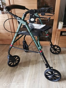Rollator grün 7,2 kg faltbar, 60 cm breit, pannensichere 8 Zoll Räder, gepolsterter Sitz Kunden-Foto 1