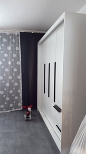 Geräumiger vier-türiger Kleiderschrank KLARI mit Schubladen und Metallgriffen – modernes Design Kunden-Foto 2