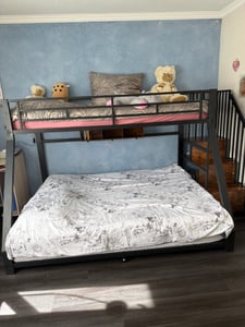 Lit superposé Merax 90 x 200 cm + 140 x 200 cm, lit enfant avec éclairage LED, escalier avec espace de rangement, lit métallique avec barrières, lit adolescent, lit superposé, noir Photo du client 1