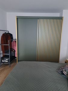 Kleiderschrank 203cm Pesti mit goldenen Lamellen, 2-türig mit Kleiderstange und Einlegeböden, Grün Kunden-Foto 2