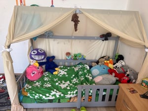 Letto per bambini ML-Design 70x140 cm con protezione anticaduta, tetto e rete a doghe, grigio chiaro, letto da casa in legno di pino massiccio, letto da terra, letto in legno Foto del cliente 4