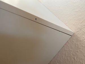 Nízká televizní skříňka – závěsná i stojací, nástěnná skříňka do obývacího pokoje, skříňka pod televizi, skříň 160 cm, nábytek pro úložné prostory v lesklém provedení a ze dřeva Fotografie od zákazníka č. 2