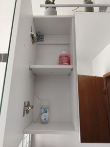 VASAGLE Hängeschrank Badezimmer mit Spiegel, 2 Türen, LED-Beleuchtung, Steckdose, Wandmontage, 13 x 56 x 58 cm, weiß Kunden-Foto 2