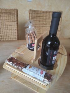 Tragbarer Picknicktisch, hölzerne Weinpicknicktische für draußen, Snack- und Käsetablett mit 2 Weinglashaltern, Strandbartisch für draußen mit Weinglashalter Kunden-Foto 1