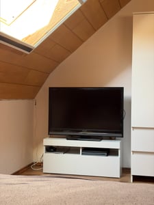 vidaXL TV-Schrank mit LED-Leuchten Weiß 135x39x30 cm Kunden-Foto 1