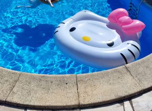 Happy People - Luftmatratze - Hello Kitty (140x120cm) Floater Schwimmtier mit aufblasbarer Schleife Kunden-Foto 1