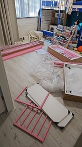 Postel s vysokým rámom, 90 × 200 cm, s LED osvetlením, v tvare domčeka, s úložným priestorom v schodoch a vysokým zábradlí, detská a juniorské lôžko, biela/ružová Fotografia od zákazníka č. 3