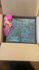 Pokemon Fatale Flammen Top-Trainer Box Pokemon Center Kunden-Foto 1