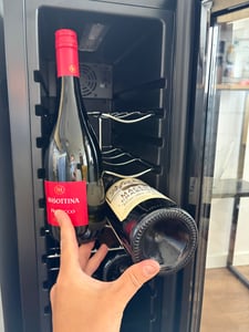 Klarstein Weinkühlschrank, 1 Zonen Getränkekühlschrank Klein, Kleiner Weinschrank 32L, Wein-Kühlschrank Klein mit Glastür, Indoor/Outdoor Flaschenkühlschrank, Wine Fridge 5-18°C, 12 Flaschen Kunden-Foto 2