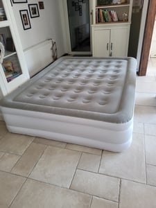 Matelas gonflable avec pompe intégrée – Regonflage automatique, gonflage rapide en 2,5 minutes, fonctionnement silencieux, pour 2 personnes, à la maison et en camping, 100 % PVC Photo du client 2
