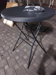Goliving Bartisch Ø80x110cm - Stehtisch - Klappbar - Stabil - Inkl. Tischdecke & Schürze - Belastbar bis 50 kg - Schwarz Kunden-Foto 2