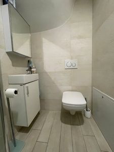Relaxdays Armadietto a specchio da bagno, pensile, armadio a parete a un'anta in acciaio, con 3 ripiani, L x P x A: 56 x 40,5 x 12,5 cm, bianco Foto del cliente 1