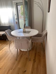 Okrągły, rozkładany stół do jadalni DOVER – styl industrialny/loft z nogami w formie lameli, średnica: 90/190 cm, kolor: kaszmir Zdjęcie produktu od klienta nr 2
