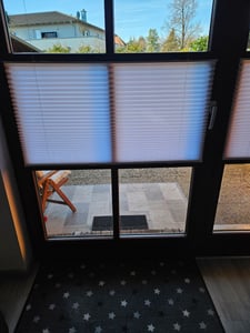Klebeplatten mit Gelenk für Scheibe und Rahmen inkl. Spannschuh, weiß, 3x 4 Stück, Reinigungstuch, Montage von Plissees ohne Bohren am Fensterrahmen Kunden-Foto 2