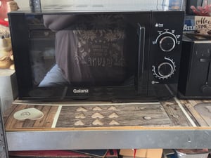 Micro-ondes Galanz, 25 litres, 900W, avec sélecteur rotatif, 6 niveaux de puissance, fonction de décongélation, couleur blanche Photo du client 1