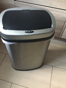 MONZANA® Mülleimer mit Sensor Küche 50L Edelstahl Automatik Deckel Klemmring inkl. USB-Kabel Abfalleimer Groß Papierkorb LED Anzeige, Farbe:schwarz Kunden-Foto 2