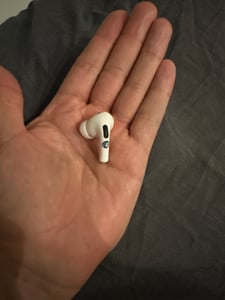 Apple AirPods Pro destro auricolare di ricambio (2a gen.) (per custodia di ricarica USB-C) solo AirPod Pro destro singolo Prodotto originale Apple Foto del cliente 1