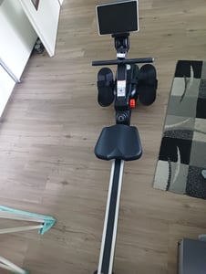 MERACH klappbares Rudergerät – leise Magnetbremse, 16 Stufen, LCD-Display & Tablet-Halter, Kinomap-App, gepolsterter Sitz, Ganzkörper-Workout Kunden-Foto 1