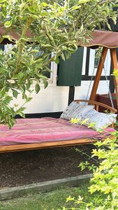 Outsunny 2 in 1 Hollywoodschaukel mit Liegefunktion, 3-Sitzer Gartenschaukel Kunden-Foto 1