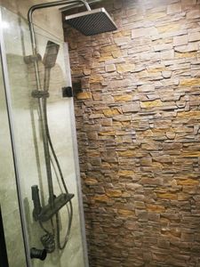 Sprchový systém s dešťovou sprchou včetně úhlové horní sprchy, ruční sprchy, hadice, nástěnného držáku a baterie s klavírním klíčem - digitální displej, z hliníku Fotografie od zákazníka č. 1