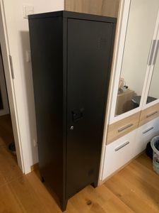 Einzelspind ’Kurikka’ mit 2 Ablagen abschließbar Metall 137 x 38 x 38 cm Schwarz Kunden-Foto 1