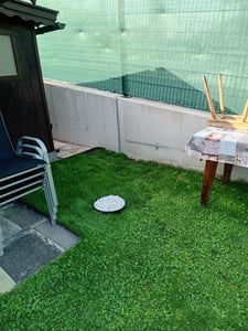 Bordure de parterre Garronda en plastique avec ancrages de fixation, 8 m x 5,8 cm, avec 50 clous de fixation Photo du client 1