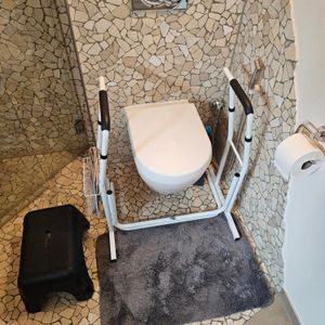UISEBRT Toaletná stúpajúca podpora vrátane úložného koša Výškovo nastaviteľná podporná pomôcka Toaletný podporný rám Grab Bar pre kúpeľňu s nosnosťou do 200 kg Fotografia od zákazníka č. 1