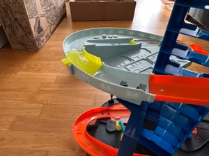 Hot Wheels City Super Reifenshop Spielset, Geschenk für Kinder von 4 bis 8 Jahren Kunden-Foto 1