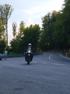 Motocyklová prilba VEVOR (bez hľadia) veľkosť 57-58 cm, ABS, s komunikáciou Bluetooth a vymeniteľnou veľkosťou šošoviek, certifikát M DOT, vhodná pre dospievajúcich a dospelých Fotografia od zákazníka č. 1