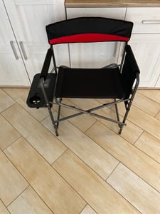 BigDean Campingstuhl 150kg mit Tisch – Klappstuhl mit Getränkehalter + Seitentasche – hochwertiger Angelstuhl in Schwarz/rot Regiestuhl klappbar Kunden-Foto 1