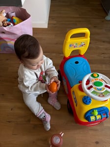 Coche de paseo para bebés y niños pequeños, edad 1-3 años, modelo "Ride Racer". Juguete para montar, coche clásico para niños con volante con música, bocina y espacio de almacenamiento debajo del asiento Foto del cliente 1