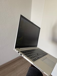 Zrekonstruovaný notebook HP Elitebook 840 G9, určený pro podnikové použití, s 14palcovým displejem, procesorem Intel Core i5-1235U, 16 GB RAM, 2 TB SSD a operačním systémem Windows 11 Pro Fotografie od zákazníka č. 4
