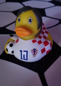 Badeente kroatischer Fußballer weiß rot Vinyl 7,5 cm Kunden-Foto 2