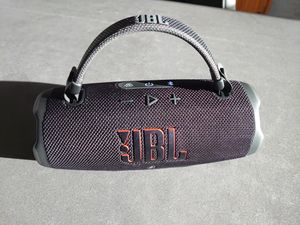 JBL Charge 6, Speakerphone Bluetooth Portable Wireless, 28h de Akku, IP68 wasserdicht, staub- und sturzsicher, Sound Pro mit AI Sound Boost, Auracast Compatible, Pink Kunden-Foto 6