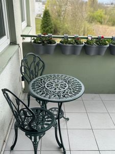 Yaheetech 3-częściowy zestaw ogrodowy, zestaw bistro z odlewu aluminiowego, w tym 1 stół ogrodowy i 2 krzesła, zestaw ogrodowy na balkon, kolor brązowy Zdjęcie produktu od klienta nr 5