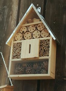Navaris Insektenhotel aus Holz - versch. Größen und Designs - Naturbelassenes Insekten Hotel für verschiedene Fluginsekten Kunden-Foto 1