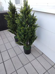 UISEBRT Sada 2 umělých rostlin 90 cm v květináči - umělý cedr a zimostráz, odolný proti UV záření, na zahradu, balkon, terasu, do obývacího pokoje, kanceláře Fotografie od zákazníka č. 1